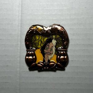 Disney Pin Cruella De Ville- 101 Dalmatians DSSH Villainous Frames LE 400